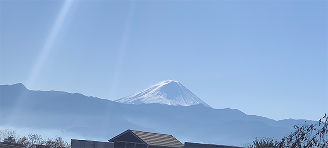 ほったらかし温泉の駐車場から見える富士山