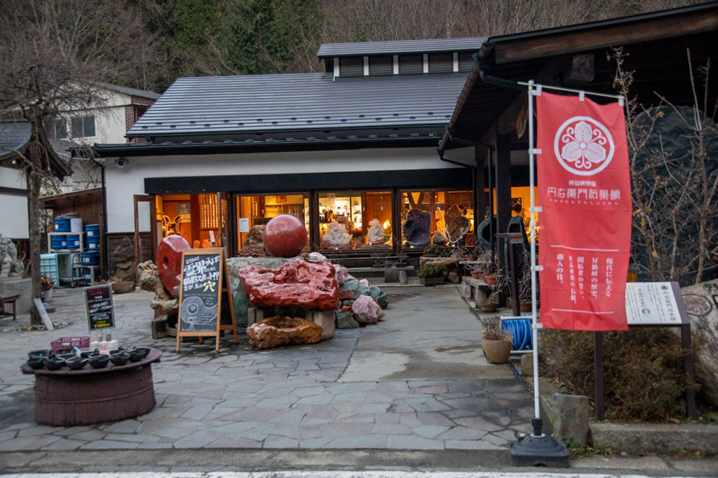 水晶街道沿いのショップ