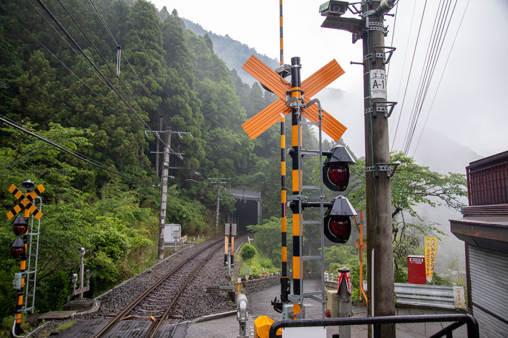 白丸駅ホームから見た踏切・トンネル