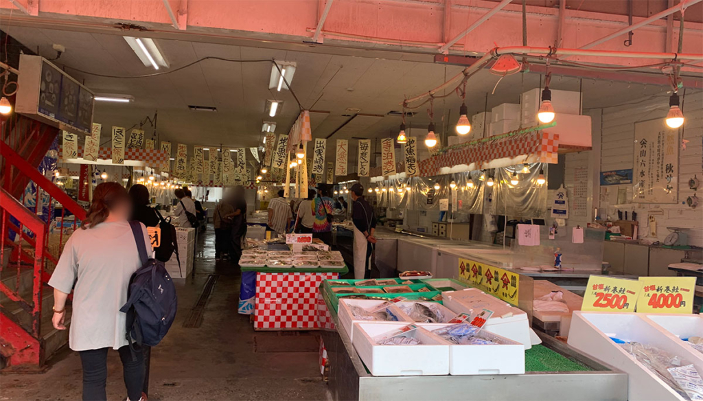 寺泊 魚の市場通り店内