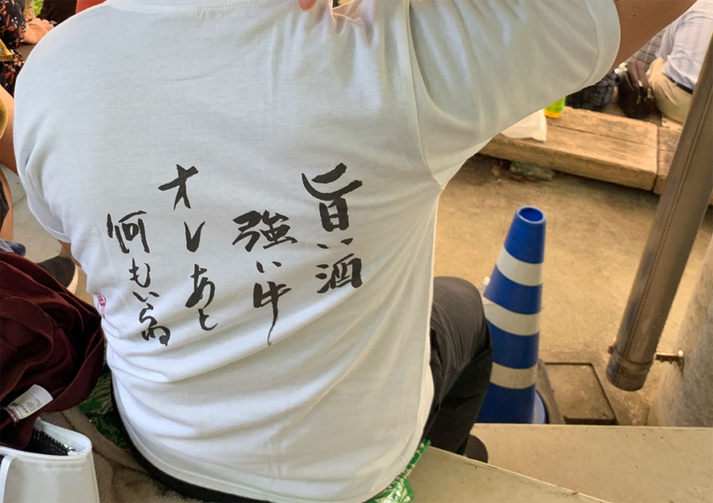 牛の角突き 物販のTシャツ