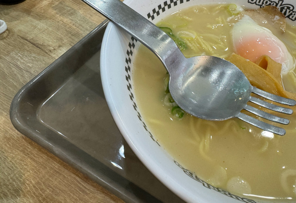 スガキヤの玉子入りラーメンとラーメンフォーク