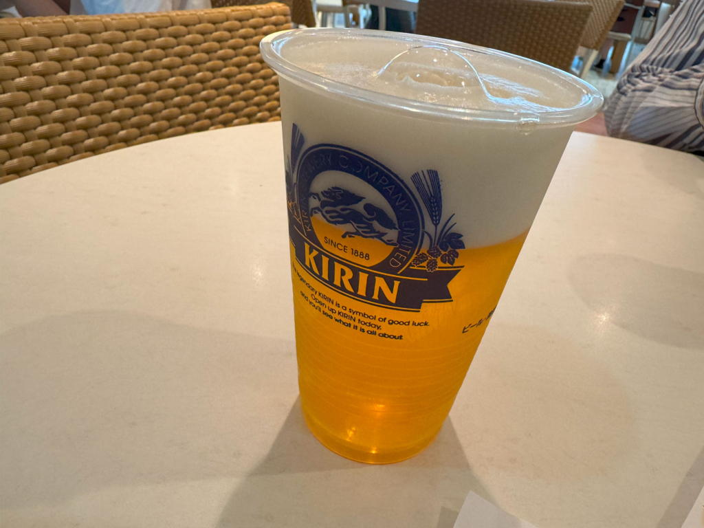 名古屋港水族館内のレストランにてビール