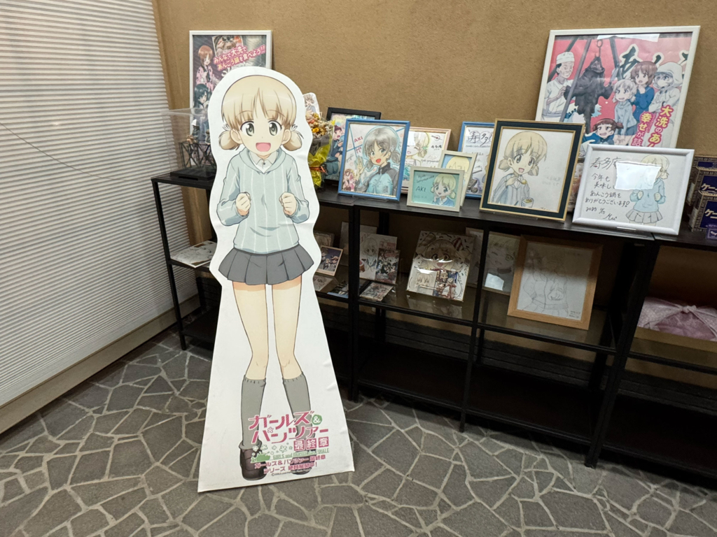 寿多庵（すだあん）内観とガルパンパネル・色紙